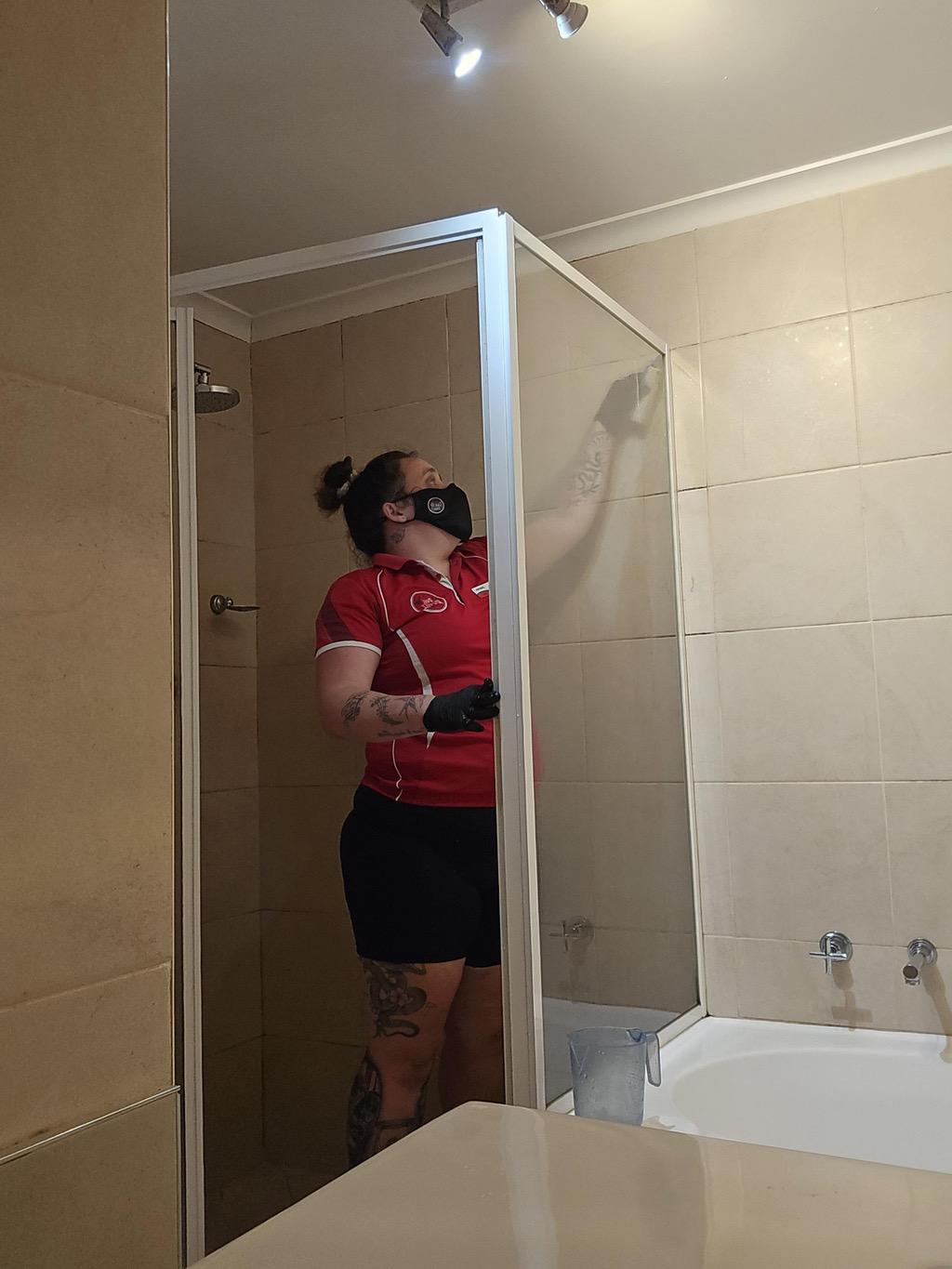 Shower screens, streak-free